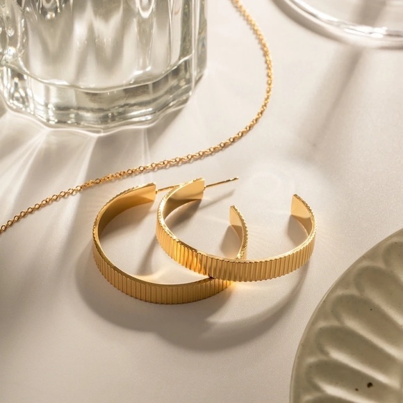 18K Gold Plated *Classic Texture* Large Hoop Earrings - Picture 3 of 10